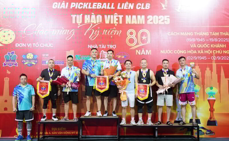 Ban tổ chức trao giải cho các đội sau một ngày thi đấu hết mình vì tinh thần thể thao cống hiến, các đội đoạt giải nhất, nhì và 2 đội đồng hạng ba.