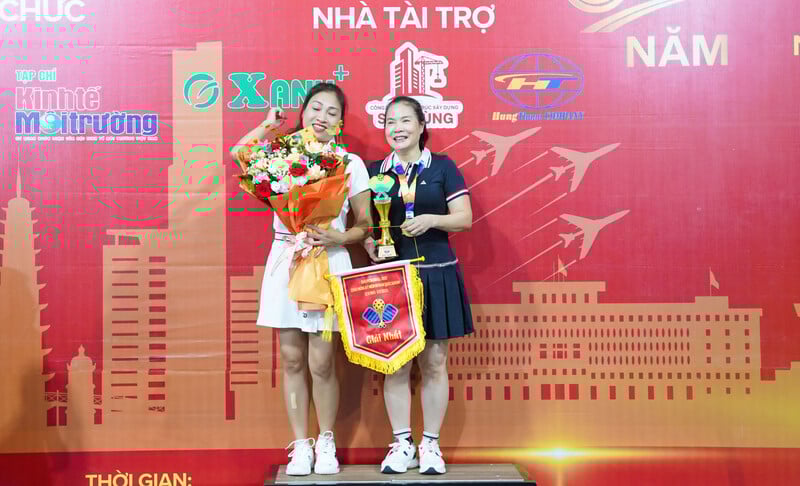 Đôi nữ Huệ - Tú vô địch ở hạng mục đôi nữ tại giải đấu.