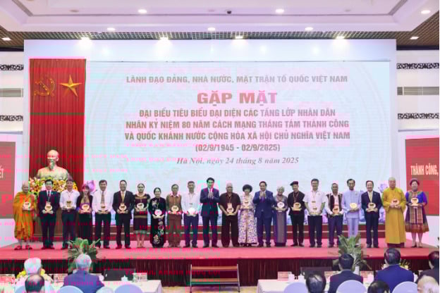 Lãnh đạo Đảng, Nhà nước trao tặng biểu trưng kỷ niệm và quà cho doanh nhân Đỗ Quang Hiển (thứ 3 từ bên phải qua) cùng các đại biểu vì đã có những thành tích xuất sắc trong công tác an sinh xã hội, hỗ trợ cộng đồng.