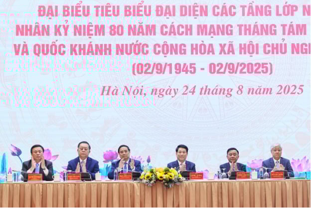 Các đồng chí lãnh đạo Đảng, Nhà nước, Mặt trận Tổ quốc Việt Nam dự và chủ trì hội nghị.