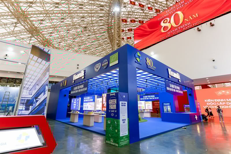 Với sắc xanh rực rỡ và thiết kế hiện đại, gian hàng Vinamilk nổi bật ngay cổng vào không gian “Khởi nghiệp kiến quốc” - nơi tôn vinh vai trò của kinh tế tư nhân theo tinh thần Nghị quyết 68 của Bộ Chính trị về phát triển kinh tế tư nhân (Ảnh: Duy Cường).