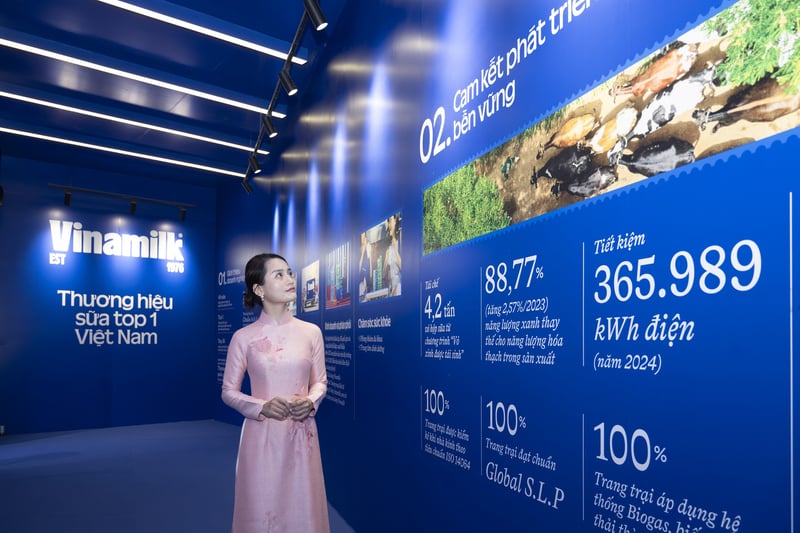 Không chỉ là nơi trưng bày sản phẩm, Vinamilk còn lồng ghép các thông tin về hành trình phát triển của doanh nghiệp – từ những ngày đầu thành lập đến vị thế là Thương hiệu Quốc gia hiện nay, đồng hành sự phát triển của đất nước. Khách tham quan tìm hiểu hành trình phát triển của thương hiệu sữa top 1 Việt Nam (Ảnh: Vi Nam)