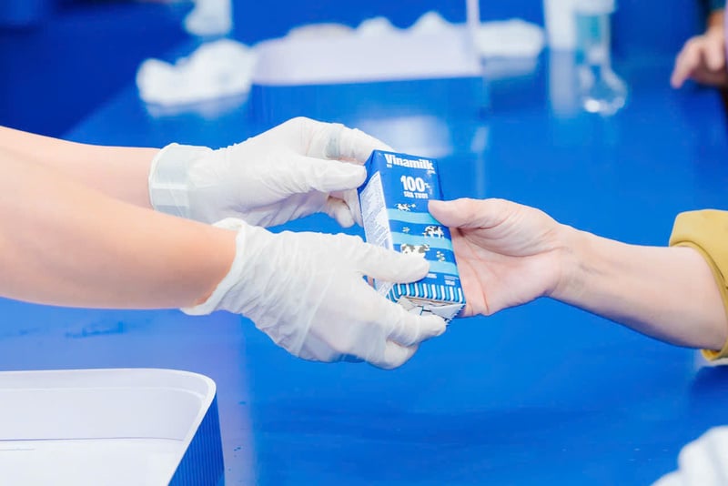 “Từ khi hình thành và suốt gần 50 phát triển Vinamilk luôn xác định sứ mệnh của mình là 'Chăm sóc'. Chúng tôi chăm sóc cho người dân bằng sản phẩm dinh dưỡng tốt nhất, đạt chuẩn quốc tế”- Ông Nguyễn Quang Trí, Giám đốc Điều hành Marketing Vinamilk, khẳng định. (Ảnh: Vi Nam)