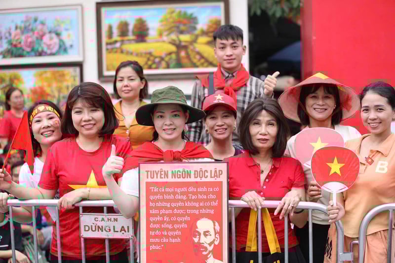 Người dân ở khu vực gần quảng trường Ba Đình chờ xem tổng duyệt diễu binh.