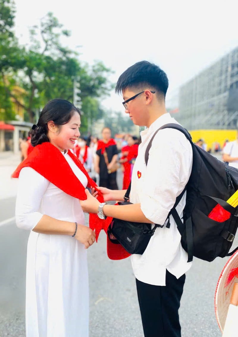 Chị Lô Thị Minh Huệ cùng con trai đang vui vẻ chuẩn bị trang phục thật chỉn chu để tham dự lễ kỷ niệm