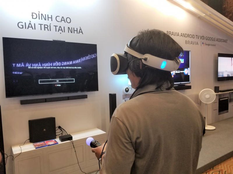 Tivi màn hình rộng cũng giúp việc giải trí tại gia bao gồm cả game thực tế ảo thêm sống động. Ảnh: Minh Nguyễn.