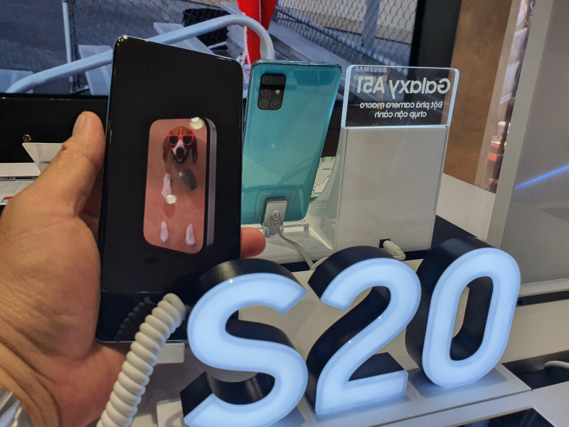 Giá Samsung S20 đang được cho là làm rối thị trường khi mà phiên bản Plus lại rẻ hơn phiên bản thường. Ảnh: Minh Nguyễn.