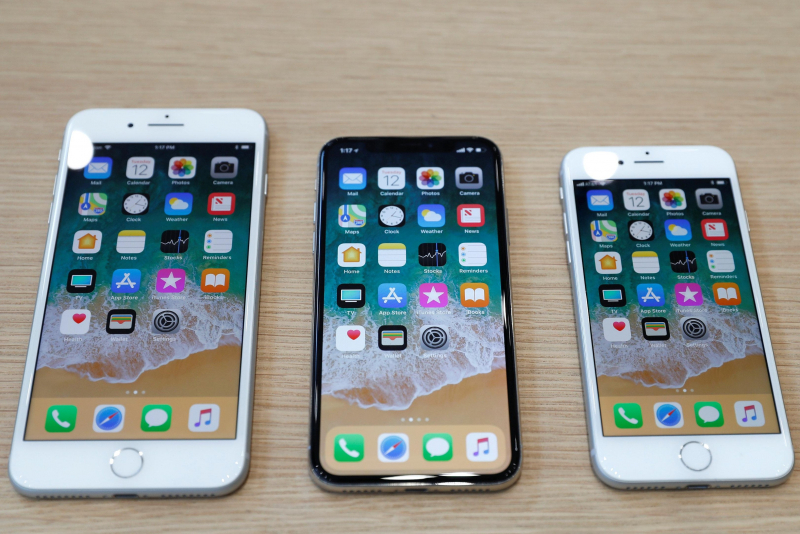iPhone cũ xách tay giảm giá mạnh tại Việt Nam. Ảnh: Reuters.