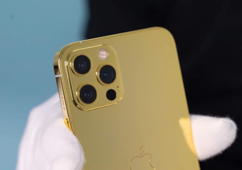 Cụm camera của iPhone 12 Pro phiên bản mạ vàng được dát tinh xảo và nổi bật với sự sang trọng đầy lịch lãm. Ảnh: SForum.