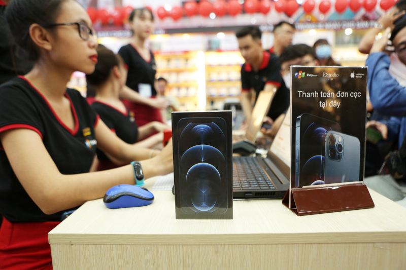 FPT Shop bán iPhone 12 lúc nửa đêm với hàng loạt ưu đãi cho người dùng. Ảnh: Lam Thi.