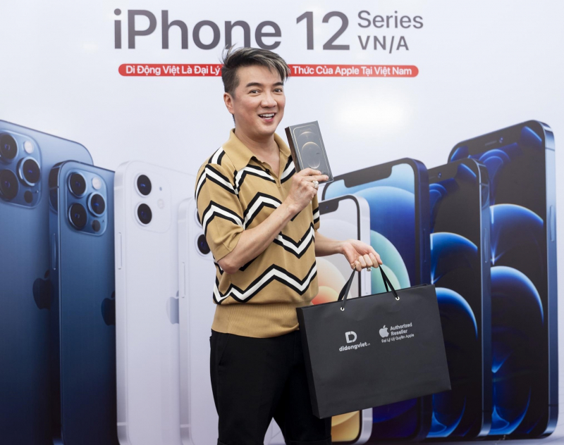 Đàm Vĩnh Hưng khoe iPhone 12 Pro Max sau khi mua. (Ảnh: Kim Vân).