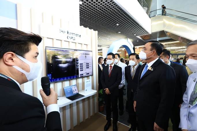 Thủ tướng Prayut Chan-o-cha thăm triển lãm Bệnh viện Thông minh 5G.