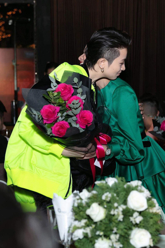 Gil Lê đã từng tặng hoa hồng cho bạn gái tin đồn rất nhiều lần.