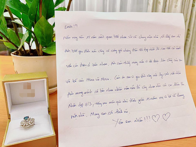 Món quà và lá thư ngọt ngào nam nhạc sĩ tặng vợ.