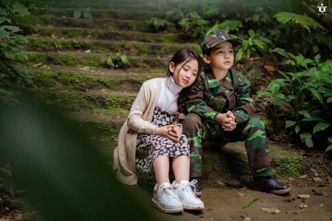 Ngoài những phân cảnh chính của phim, Khánh Linh và Cao Hữu Nhật còn tạo nhiều dáng khác nhau, khiến người xem bị 'đốn tim' bởi sự dễ thương, ngọt ngào mà các bé mang lại.
