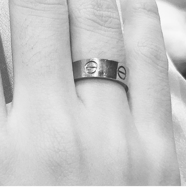 Chiếc nhẫn cô được tặng ngày Valentine.