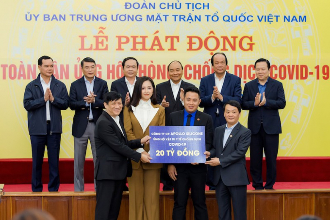 Mai Phương Thúy trao 20 tỉ đồng cho UB Trung ương MTTQ Việt Nam tại lễ phát động. Ảnh: plo.vn