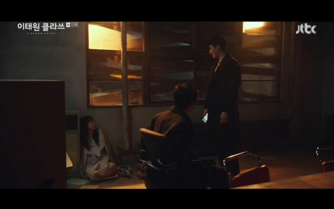 Itaewon Class tập 15: Jang Geun Won đã nhốt Yi Seo và Geun Soo để hành hạ.