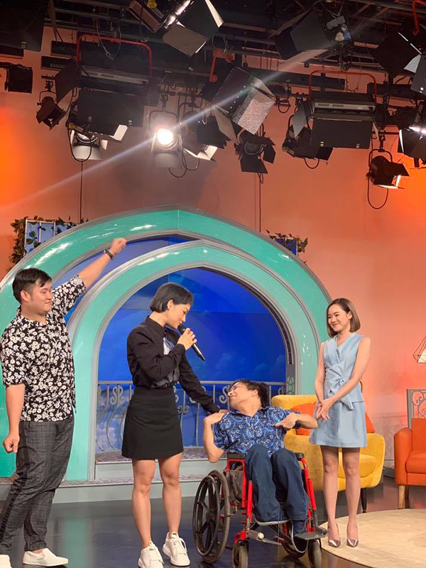 Thiên Ngôn xúc động khi gặp ca sỹ Miu Lê trong một chương trình truyền hình