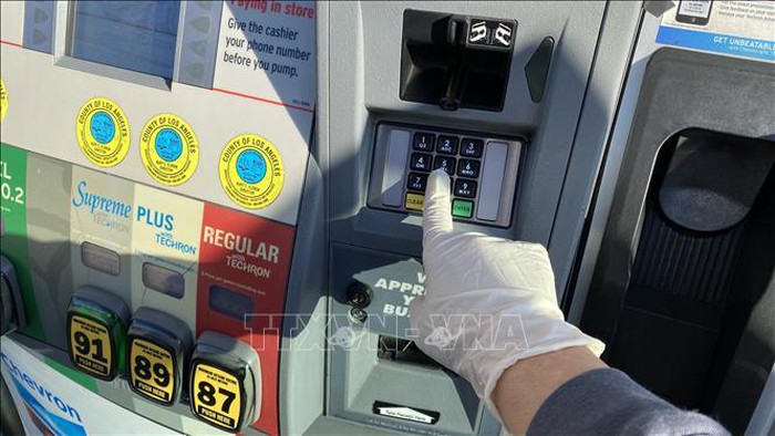 Đổ xăng cho phương tiện tại một trạm xăng ở Los Angeles, bang California, Mỹ ngày 18/3/2020. Ảnh: AFP/TTXVN