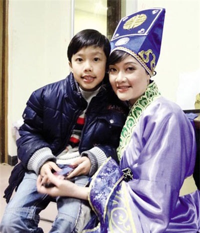 Con trai Vân Dung cùng mẹ tại hậu trường Gặp nhau cuối năm.