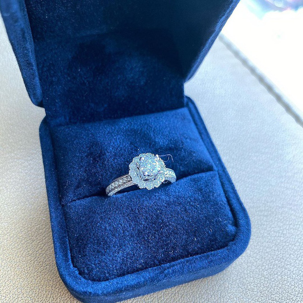 Nhẫn cưới với kim cương khổng lồ mà Duy Mạnh tặng Quỳnh Anh.