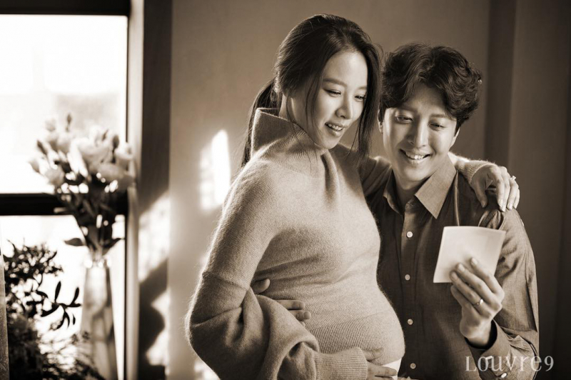Cuối năm 2017, Lee Dong Gun và Jo Yoon Hee hạ sinh con gái đầu lòng.