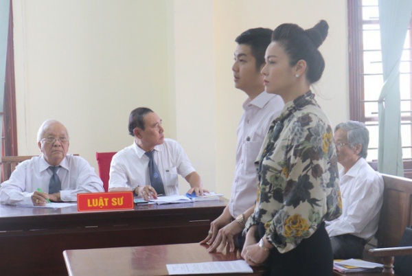 Nhật Kim Anh và chồng cũ tại tòa.