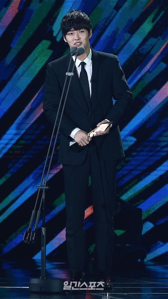 Nam diễn viên Kang Ha Neul đã vượt qua dàn sao hạng A là Hyun Bin, Ju Ji Hoon, Park Seo Joon và Nam Goong Min để giành giải 