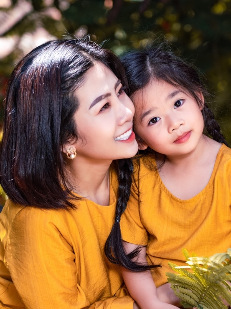 Nữ diễn viên Mai Phương và con gái.