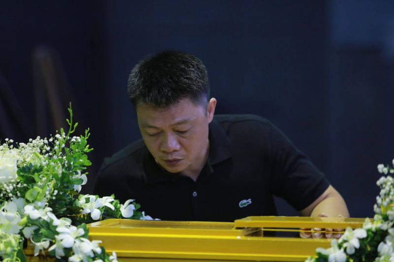 Có mặt tại đám tang MC Diệu Linh từ sớm, BTV Quang Minh xúc động viết trong cuốn sổ tang: 