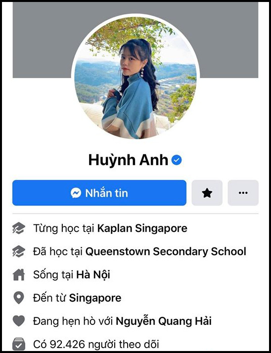 Trên facebook Huỳnh Anh cũng âm thầm để lại trạng thái hẹn hò.