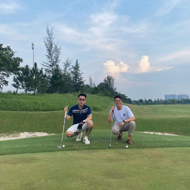 Matt Liu và người bạn Tống Đông Khuê trên sân golf