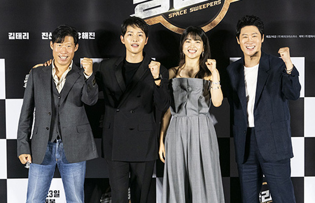 Trong bom tấn mới, Kim Tae Ri đóng cặp với Song Joong Ki. Nữ diễn viên sinh năm 1990 được nhận xét giống Song Hye Kyo ở nụ cười hiền và ánh mắt sáng.