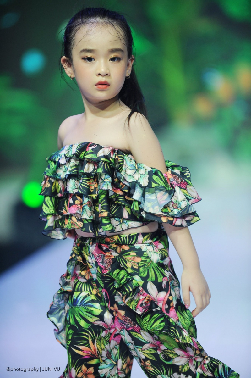 Kitty Ngân Khánh tên thật là Phùng Lê Ngân Khánh, sinh năm 2014, hiện đang sinh sống tại TPHCM. Với chiều cao 1,2 mét, đôi mắt to tròn, gương mặt sáng sân khấu và đặc biệt là gu thời trang chất chẳng kém fashionista, Ngân Khánh được mệnh danh là “tiểu hot girl” Sài thành.