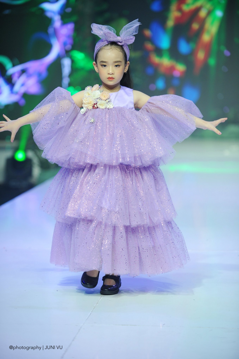 Lần đầu tiên Kitty Ngân Khánh trình diễn trên sân khấu là tại Hà Nội. Cô bé được trải nghiệm catwalk trên sàn diễn đầy lá vàng khô. Đó là chương trình của siêu mẫu Xuân Lan tổ chức. Tiếp đó, Kitty Ngân Khánh tham gia nhiều hoạt động của siêu mẫu Xuân Lan và là một trong 8 mẫu nhí trình diễn tại Sanghai Fashion Week 2019. Không lâu sau đó, Kitty Ngân Khánh trở thành model nhí cho hàng loạt các NTK tên tuổi như NTK Đỗ Mạnh Cường, NTK Đỗ Minh Công, NTK Phương Hồ…