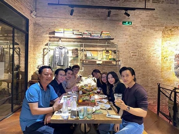 Mai Tài Phến đi ăn với gia đình Mỹ Tâm và bạn bè vào tháng 6/2020.