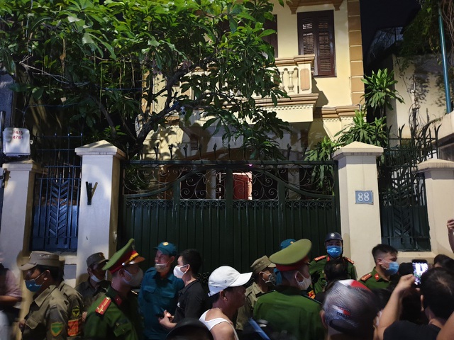 Lực lượng chức năng, phóng viên người dân có mặt rất đông trước cửa nhà ông Nguyễn Đức Chung. Ảnh: Dantri