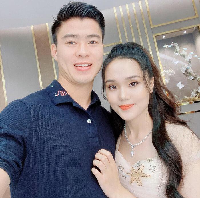 Quỳnh Anh – Duy Mạnh là cặp vợ chồng nổi tiếng trong làng bóng đá Việt. Cuối tháng 8 vừa qua, cặp đôi vui mừng đón quý tử đầu lòng.