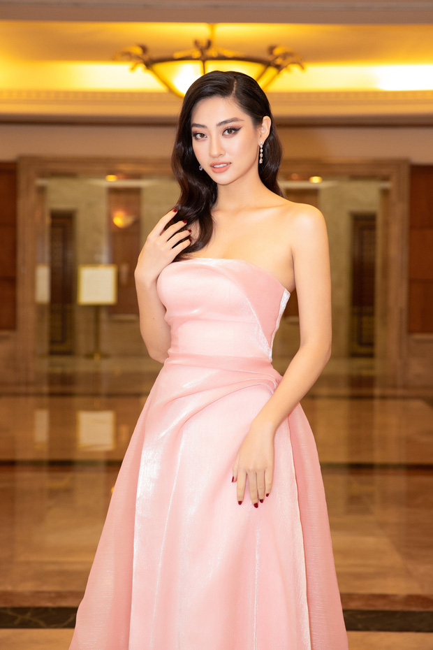 Hoa hậu Lương Thùy Linh khoe vóc dáng chuẩn trong chiếc đầm màu hồng