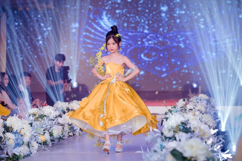 Hoa hậu hoàn vũ nhí thế giới Nguyễn Ngọc Bảo Anh mở màn trong thiết kế của NKT Thùy Dương Bùi