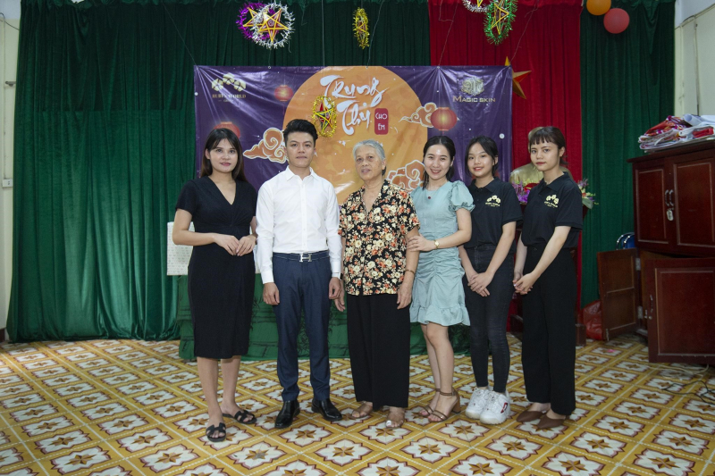 Đoàn từ thiện của thương hiệu mỹ phẩm Magic Skin đến thăm Trung tâm trẻ em mồ côi Hà Đông