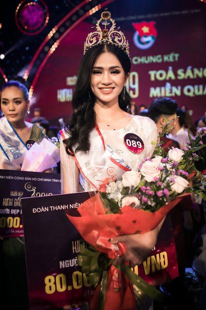 Nguyễn Thùy Trang từng đạt danh hiệu Người đẹp Hoa Lư 2019. Cô sinh viên Học viện Y dược học cổ truyền sở hữu chiều cao 1m71 cùng số đo ba vòng 83-70-97.