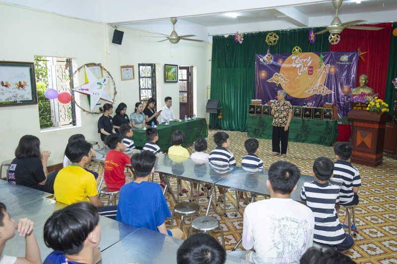 Lãnh đạo Trung tâm trẻ em mồ côi Hà Đông nói lời cảm ơn đến những nhà tài trợ