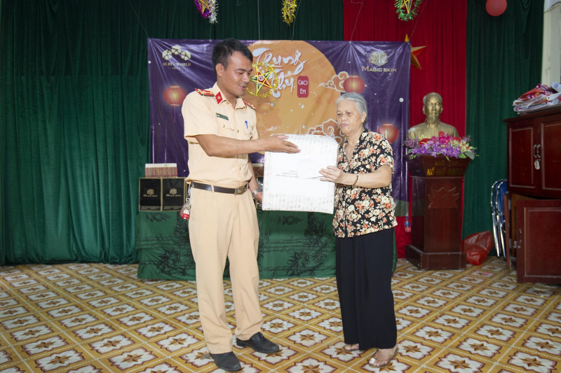 Thượng úy Trịnh Đức Đạt đại diện công an thành phố Hà Nội trao quà cho Trung tâm trẻ em mồ côi Hà Đông