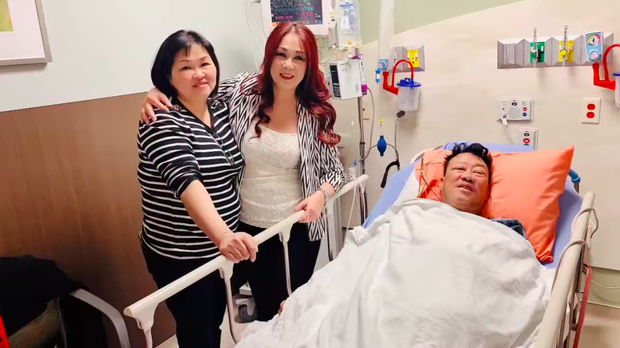 Nhạc sĩ Lê Quang nằm trên giường bệnh sau phẫu thuật