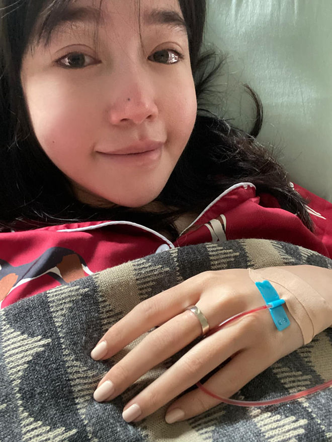 Hình ảnh Elly Trần đăng tải nằm trên giường truyền nước