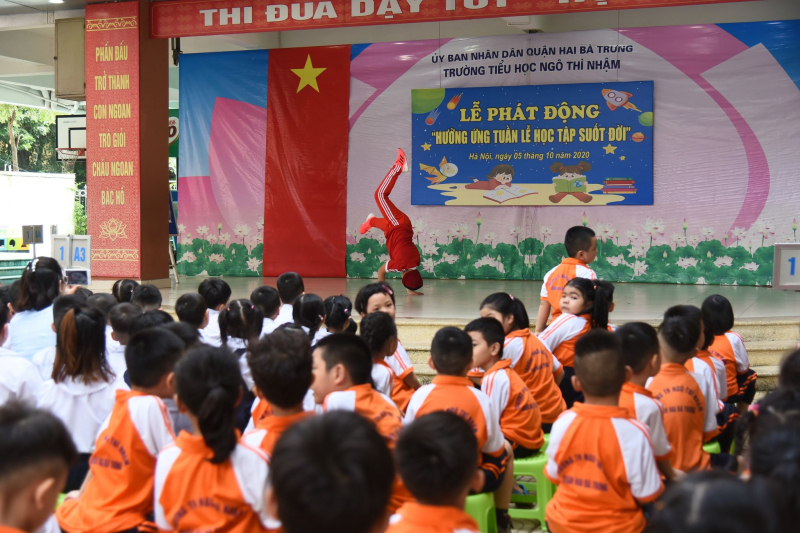 Chính vì thế, ngay sau khi nhận giải, Phú Thái đã trình diễn một tiết mục nhảy hiphop sôi động ngay trên sân khấu của nhà trường.