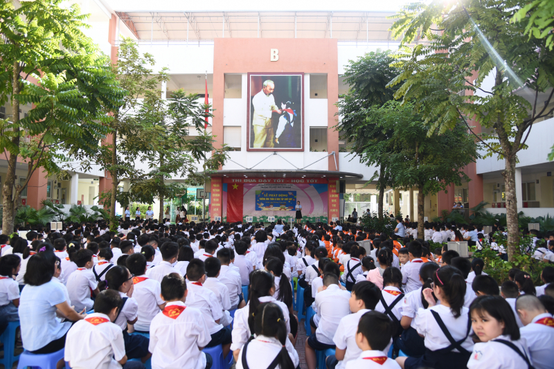 Dưới sự chứng kiến của toàn thể Ban Giám hiệu, thầy cô giáo, các bộ nhân viên và các bạn học sinh trong trường, Nguyễn Phú Thái đã vinh dự nhận cúp và bằng khen cho danh hiệu quán quân Ngôi sao Thời trang quý II/2020.