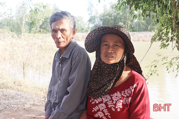 Vợ chồng ông Trần Xuân Báu và bà Trần Thị Quý được Thuỷ Tiên hỗ trợ 200 triệu đồng